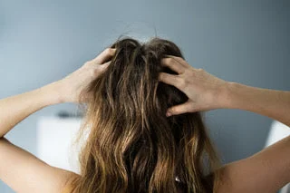 How to Fix a Dry & Itchy Scalp on satliva.com